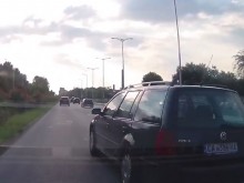 Шофьорка полудя след изпреварване, спря музиката в колата и рече: Така ли?