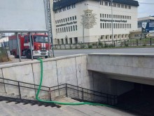 Пожарникари "освободиха" подлеза на Панаира