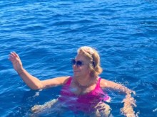Марта Вачкова се пусна по розов бански