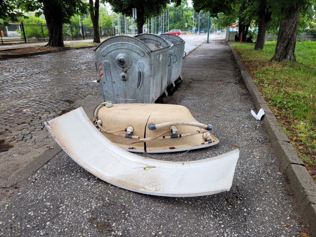 На места Пловдив прилича на кошче за отпадъци разхвърляни
