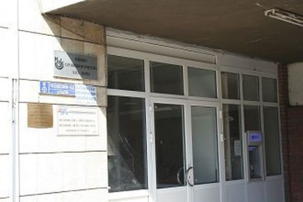 Десетки служители на Регионалната здравна осигурителна каса във Варна излязоха