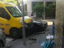 Сблъсък на метър от входа на денонощен магазин в Пловдив