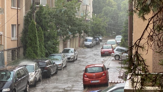 Лятна буря удари София Буквално за минути започна да вали