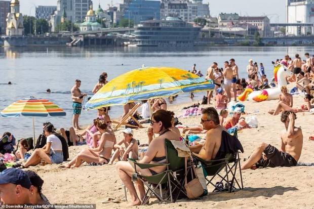 Тиха и спокойна е украинската столица Киев Лежерен уикенд на