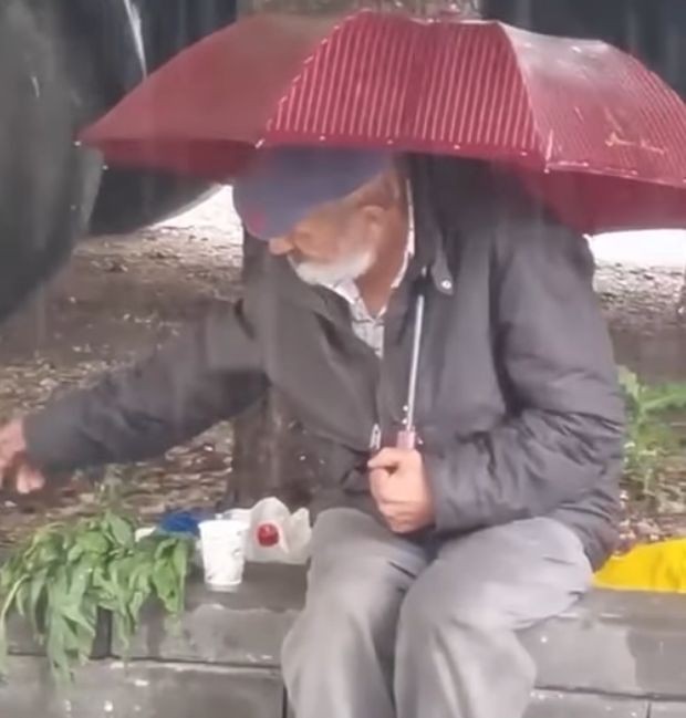 Видео на възрастен мъж, който продава под дъжда, трогна мрежата.