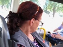 Майка с дете премести тетрадката на кондукторка, после съжали, че се е качила
