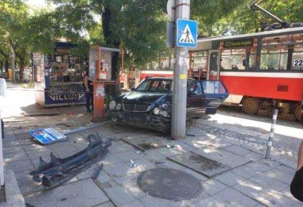 Изключително тежка катастрофа стана днес в София между трамвай лек