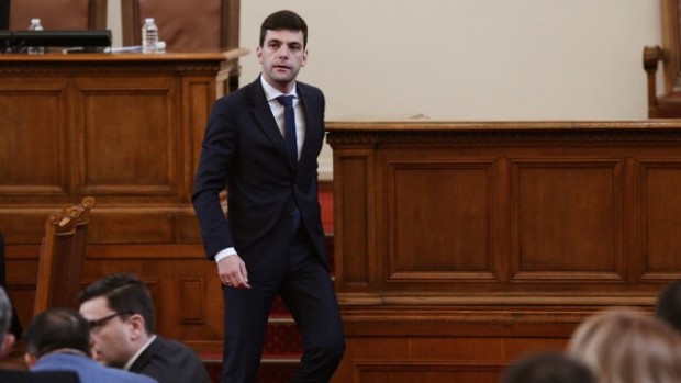Депутатите гласуваха оставката на председателя на Народното събрание Никола Минчев.До