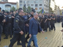 Протестиращи замеряха Тошко Йорданов с бутилки