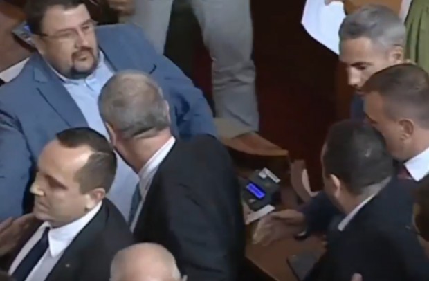 Депутатите стигнаха до физическа саморазправа в Народното събрание  Настимир Ананиев от
