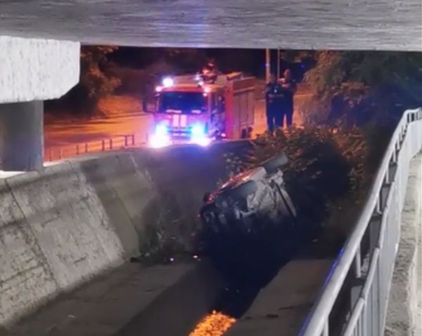 Видео на лек автомобил, който се е приземил по таван