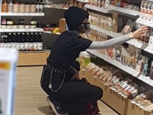 Девойка се орезили - прибира в чантата, а не плаща