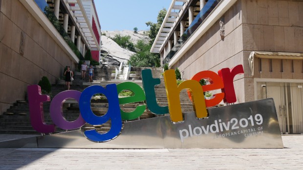 Стърчаща ламарина на буквите Together Plovdiv 2019 на стълбите на