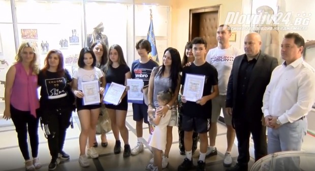 ОД МВР Пловдив награди четири деца намерили голяма сума пари
