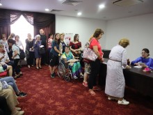 Десетки пловдивчани чакат на опашка за автограф от писателката Юлияна Антонова-Мурата