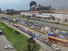 Недоволни хора предизвикаха километрично задръстване в София