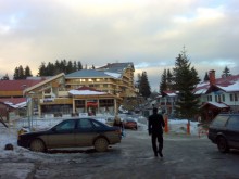 Липсата на сняг прати "скиорите" в Пампорово по пещери и мостове