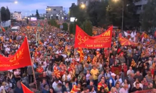 На многохиляден митинг в Скопие към България: Трябва да коленичите, за да се извините за злодеянията