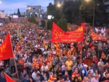 На многохиляден митинг в Скопие към България: Трябва да коленичите, за да се извините за злодеянията