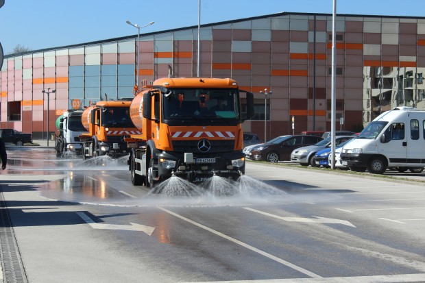 Машинното метене и миене на пловдивските улици продължава по график.