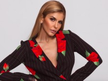 Анелия облече спасителна жилетка, скача от борда на гръцка яхта