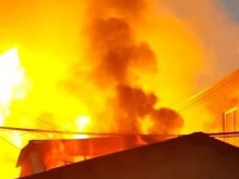Смел пловдивчанин се доближи на броени метри от пожара, вижте клипа!