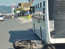 Бус засече мотор, напъха го под автобус