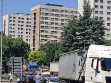 ТИР помете лек автомобил на входа на Бургас