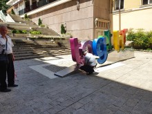 Обезопасиха опасната ламарина на буквите Together