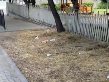 Майка се възмути от мръсотията около детска градина