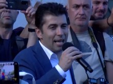 Премиерът беше посрещнат с викове "Победа!" и "Заедно!" на протеста в подкрепа на кабинета