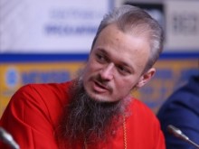 Изпращат отец Дионисий в манастир
