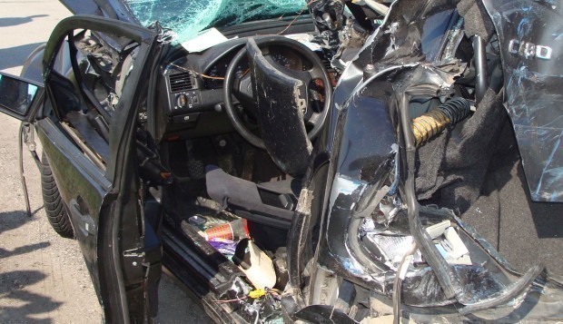 Шофьор на лек автомобил е загинал при тежка катастрофа на