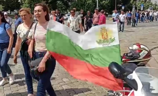 Граждани излязоха на протест срещу цените на горивата в София