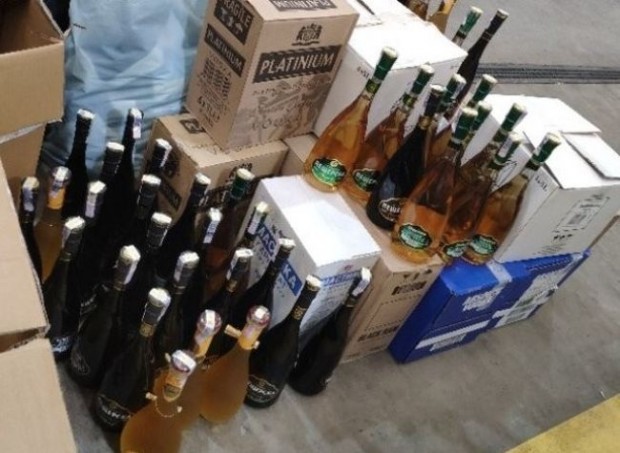 Откриха над 400 литра контрабанден алкохол в Перник и Сандански, съобщиха от