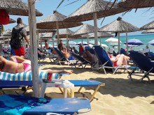 Срещу 3,50 евро на плажа в Гърция получаваме суперкомфорт 