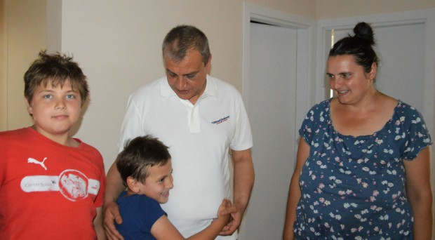 Две български семейства бяха настанени със заповед на кмета Илко