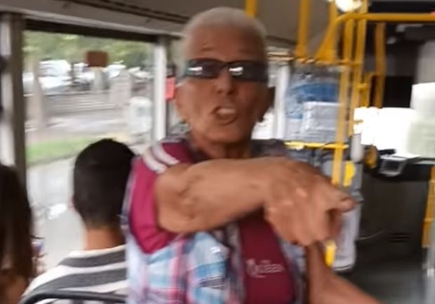 Кондукторка сваля от автобус на градския транспорт в Пловдив пътник
