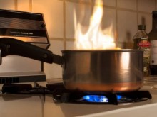 Пенсионери пострадаха при пожар, след готвене с олио
