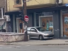 Няма втори такъв! Столичанин с "Пежо" сътвори голяма щуротия в центъра