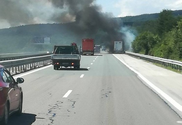 Камион гори на магистрала Тракия. Това стана ясно от кадри,