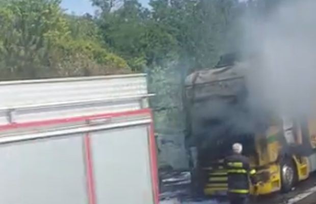 Първи кадри от пожара на магистрала Тракия Потребители споделиха видео
