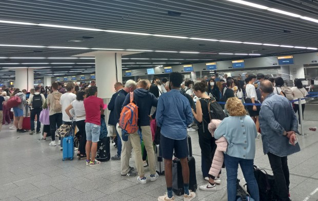 15 ученици от Пловдив са блокирани на летището във Франкфурт.