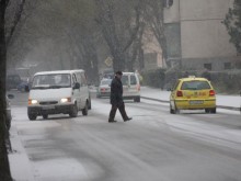 Улиците в Пловдив побеляха, чистят ги