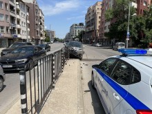 Зрелищен инцидент в Пловдив: "Хонда" изкърти мантинела