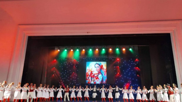 Празник на сцената на Летния театър в Бургас предизвика снощи