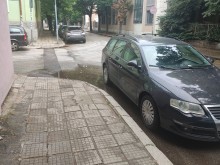 Читател: Защо бе, мамин златен, паркираш в кръстовището?