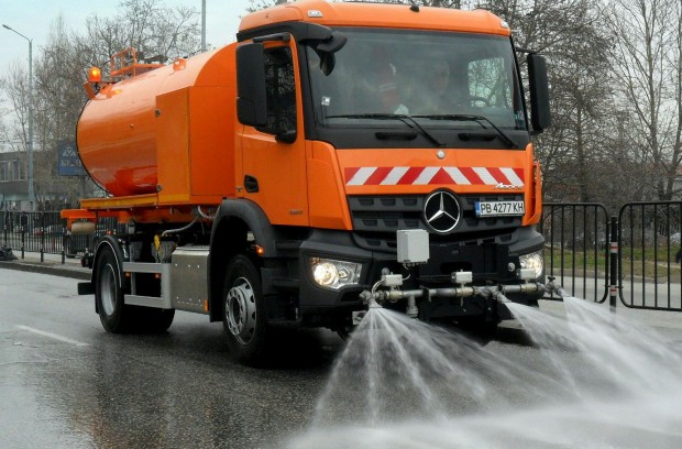 Редовното машинно метене и миене на улиците в Пловдив продължава