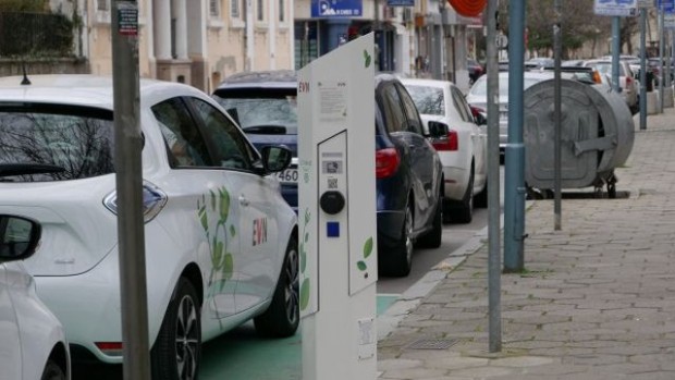 Община Пловдив ограничава паркирането в “синя зона на електромобили, предаде репортер
