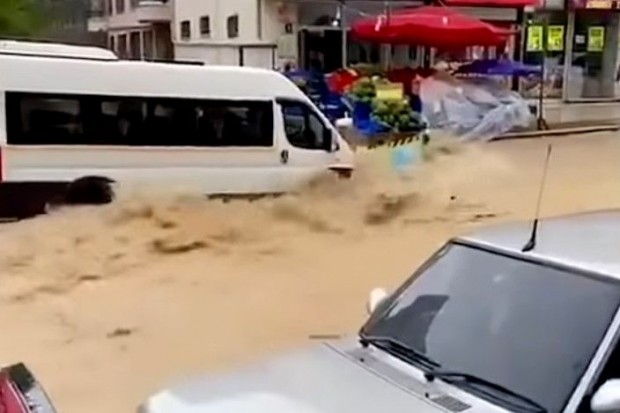 Проливни дъждове предизвикаха големи наводнения в Северна Турция предаде турската